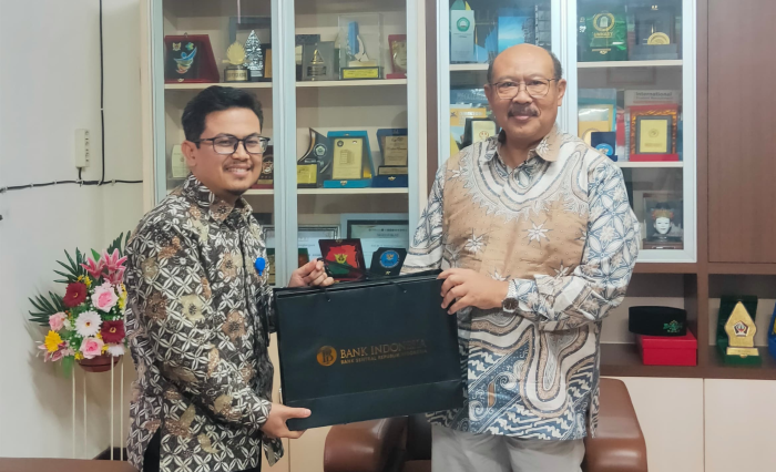 Kenang-kenangan diserahkan Kepala Perwakilan BI Kediri kepada Rektor UNISKA Kediri sebagai penutup audiensi strategis yang membahas kolaborasi berkelanjutan di bidang pengajaran dan pengabdian.