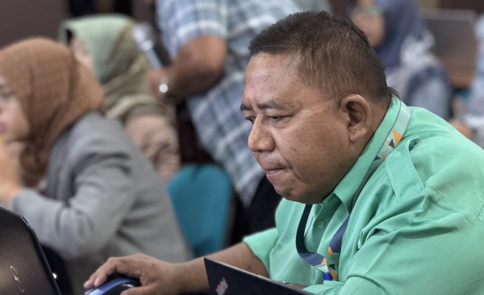IMG_8108 Suasana praktik pelatihan AI: peserta fokus mengerjakan simulasi penulisan ilmiah dengan dukungan aplikasi AI, sebagai upaya meningkatkan kualitas publikasi akademik.