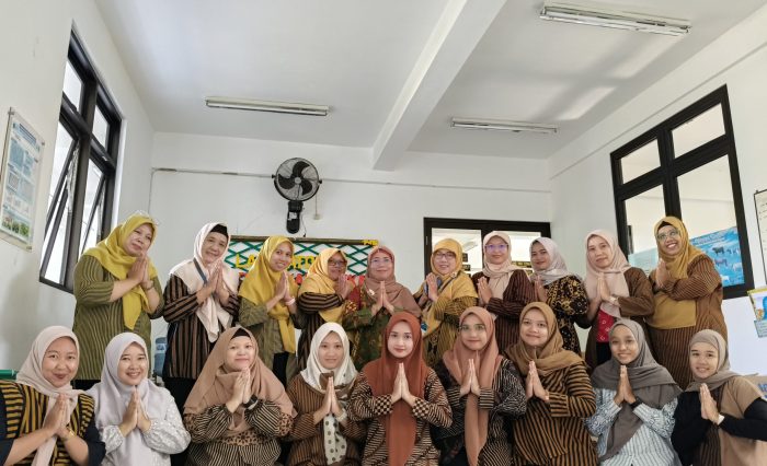 Seluruh peserta Khotmil Qur’an berfoto bersama usai doa dan syukuran, memperkuat ukhuwah di lingkungan Fakultas Pertanian UNISKA Kediri.